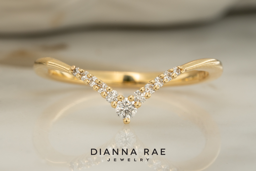 V Contour Graduating Diamond Band