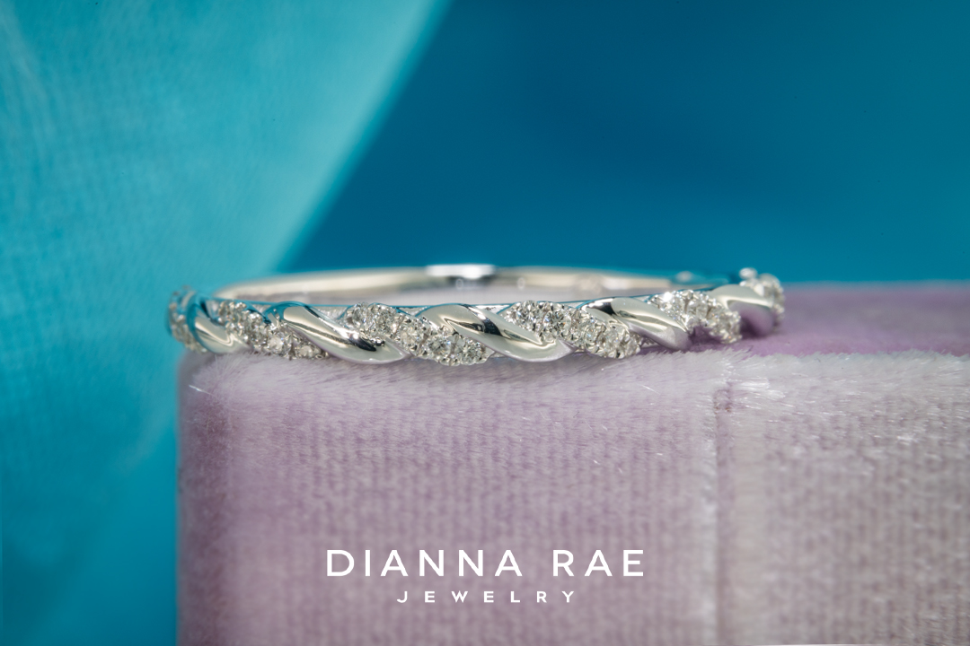 Lady's 14k White Gold band with Round Diamonds